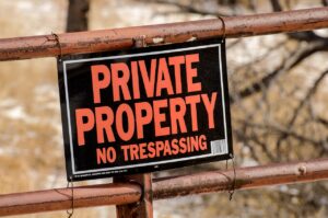private property no trespassing sign on fence