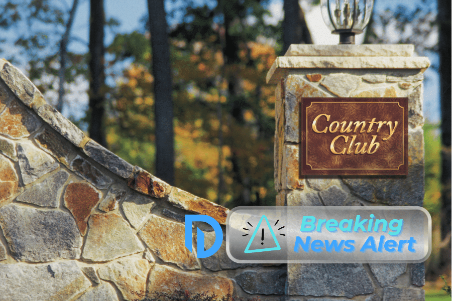 Pilar with a country club sign on it in Nashua, MA